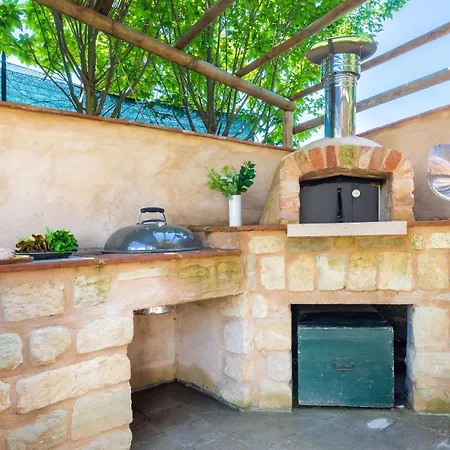 Villa Palazzo Pozzo Bonelli 14, Emma Ottiglio